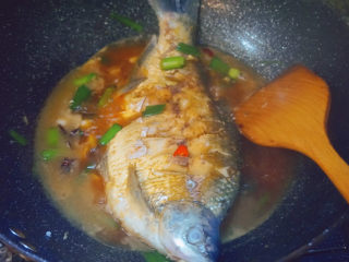 18、红烧鳊鱼,大火翻煮5-6分钟