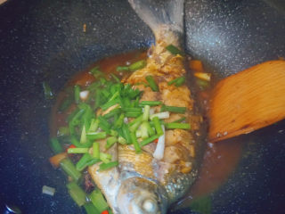 20、红烧鳊鱼,加入葱花