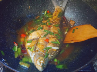 21、红烧鳊鱼,焖煮1分钟，收汁即可出锅