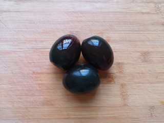 1、尖椒皮蛋,皮蛋剥皮冲洗干净。