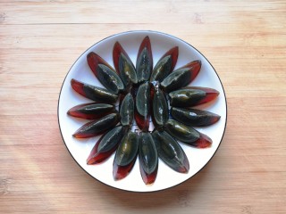 3、尖椒皮蛋,摆在盘子里。