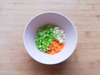 7、尖椒皮蛋,一起放在小碗里。