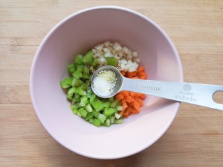 9、尖椒皮蛋,根据自己的口味放盐和鸡精。