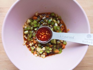 10、尖椒皮蛋,加入1勺红油。