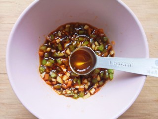 11、尖椒皮蛋,加入半勺香油。