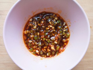 12、尖椒皮蛋,搅拌均匀，调料汁完成。