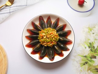 14、尖椒皮蛋,简单又好吃的一道菜就做好了。