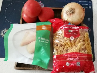 1、黑胡椒意大利面,食材准备好