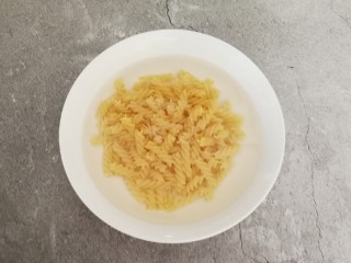 2、黑胡椒意大利面,意面用清水泡10分钟 煮熟