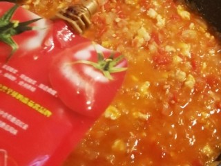 13、黑胡椒意大利面,放入番茄沙司 继续炒制