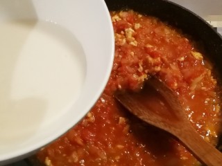 14、黑胡椒意大利面,酱汁更加浓稠 放入水面粉勾芡