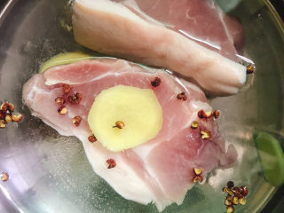 1、四川回锅肉,带皮猪肉切块放入锅中，加水、花椒粒、姜片