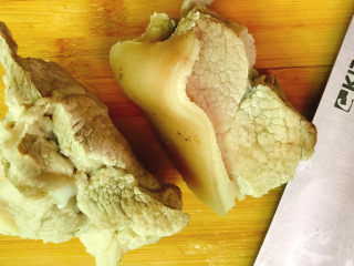 6、四川回锅肉,煮熟的猪肉切片