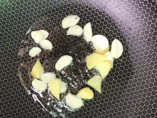 9、四川回锅肉,下姜片和蒜片炒香