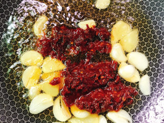 11、四川回锅肉,放入油锅中