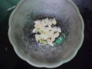 3、蒜蓉油麦菜,准备蒜末