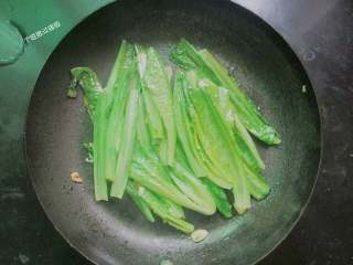 7、蒜蓉油麦菜,大火炒至油麦菜软趴