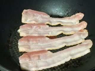 1、双层培根三明治,培根先用不粘锅无油，煎一下。