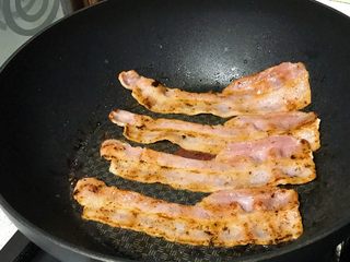 2、双层培根三明治,煎带两面焦黄，取出备用。