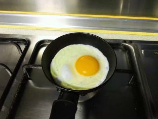 3、双层培根三明治,鸡蛋煎成饼。