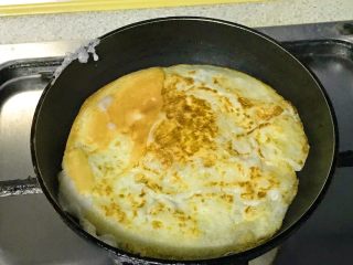 4、双层培根三明治,鸡蛋翻面也要煎一下。