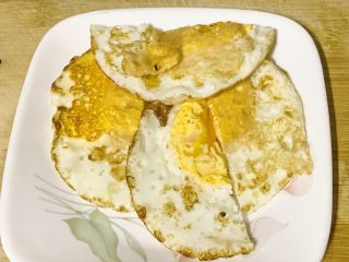 5、双层培根三明治,对半切开。