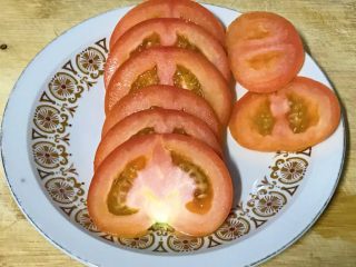 6、双层培根三明治,番茄切片。