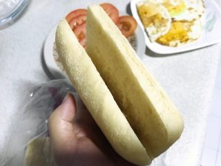 8、双层培根三明治,中间切开、不要切断。