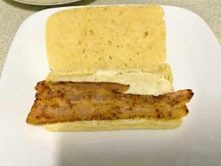 12、双层培根三明治,铺上一层培根。