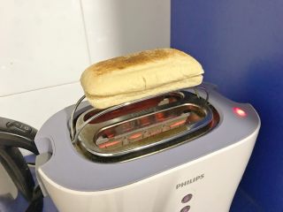 10、双层培根三明治,反面也烤一下。