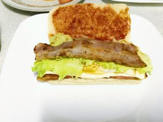 17、双层培根三明治,再铺一层培根，上层面包片上涂上辣椒酱。