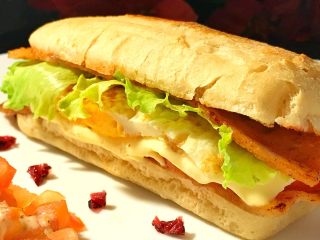 18、双层培根三明治,两片面包夹住所有食材。