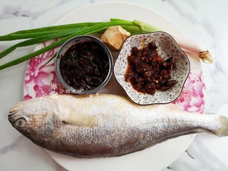 1、酱焖黄花鱼,准备食材。
