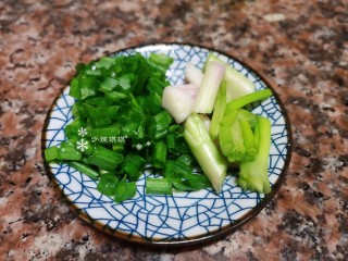 4、酱焖黄花鱼,将小葱切段,葱头和叶子分开放。