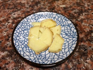 5、酱焖黄花鱼,将生姜切片备用。