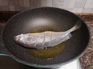 7、酱焖黄花鱼,放入黄花鱼两面都煎一会儿然后捞出。