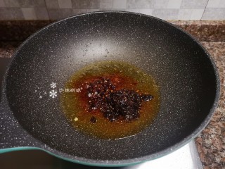 8、酱焖黄花鱼,锅里的油再烧热,放入老干妈风味水豆豉和香菇酱翻炒出香味。