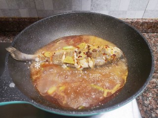 11、酱焖黄花鱼,放入黄花鱼大火煮开。