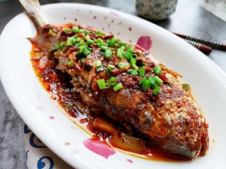 14、酱焖黄花鱼,撒上葱花。