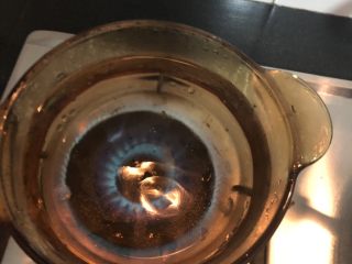 2、双贝丝瓜汤,锅内煮开水