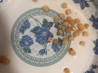 3、双贝丝瓜汤,干贝用清水洗一下