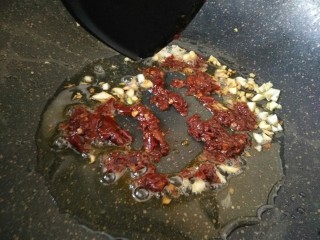 7、鱼香土豆丝,放豆瓣酱小火炒出红油