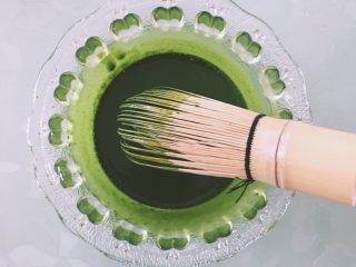 1、抹茶白玉卷,抹茶粉过筛,加入热水用茶筅搅打均匀