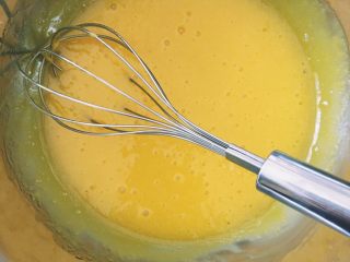 3、抹茶白玉卷,加入植物油搅打均匀