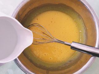 4、抹茶白玉卷,加入40ml水搅打均匀