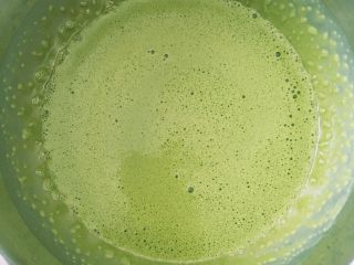 5、抹茶白玉卷,把已经凉了的抹茶溶液加入蛋黄糊中搅拌均匀