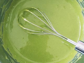 6、抹茶白玉卷,筛入低粉,搅拌均匀