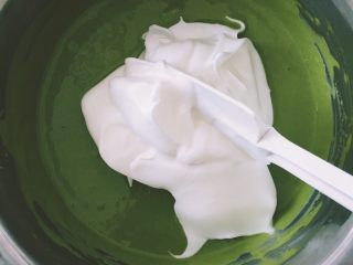 8、抹茶白玉卷,取三分之一打发的蛋白与蛋黄抹茶糊混合均匀后再加入余下的蛋白,翻拌混合均匀