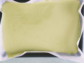 9、抹茶白玉卷,烤盘垫油纸从20cm高处倒入面糊,用刮刀整理好表面,从高处落下烤盘震出大气泡