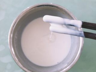 11、抹茶白玉卷,等蛋糕片凉时将糯米饭、粘米粉和糖粉混合均匀,一边倒入水一边用筷子搅拌均匀,开始先加50ml的水,看面糊状态再适当加入余下的水分,以筷子提起滴下的面糊痕迹可以快速的消失为准